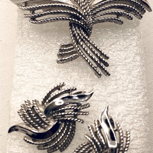 Trifari Brooch with matching Earrings - Picture 3 of 7